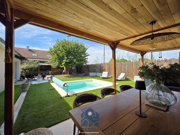 Maison individuelle de plain-pied 4 pièces avec piscine, terrasses, garage et jardin