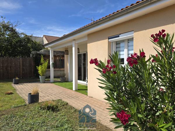 Maison individuelle de plain-pied 4 pièces avec piscine, terrasses, garage et jardin