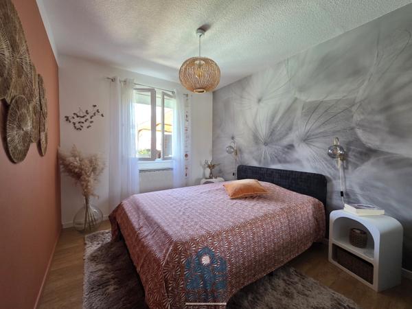 Maison individuelle de plain-pied 4 pièces avec piscine, terrasses, garage et jardin