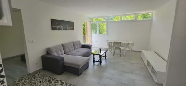 Albertville (73200)  Appartement T3 traversant entièrement rénové avec balcon, loggia et vue dégagée sur Conflans