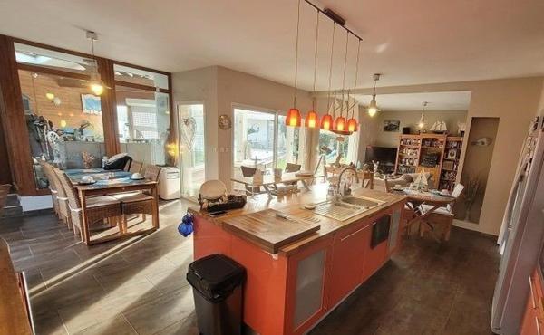 MAISON  D'ARCHITECTE AVEC PISCINE SEMI COUVERTE