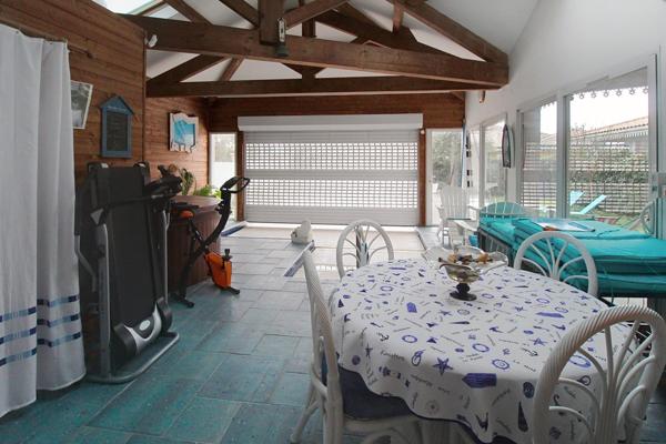 MAISON  D'ARCHITECTE AVEC PISCINE SEMI COUVERTE