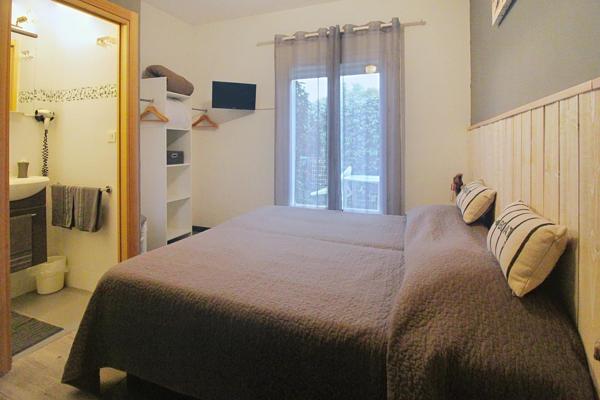 MAISON  D'ARCHITECTE AVEC PISCINE SEMI COUVERTE