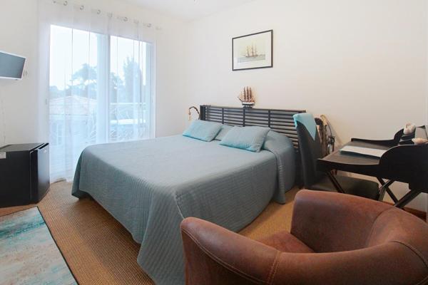 MAISON  D'ARCHITECTE AVEC PISCINE SEMI COUVERTE