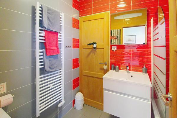 MAISON  D'ARCHITECTE AVEC PISCINE SEMI COUVERTE