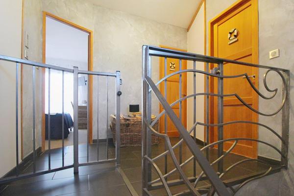 MAISON  D'ARCHITECTE AVEC PISCINE SEMI COUVERTE