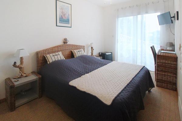 MAISON  D'ARCHITECTE AVEC PISCINE SEMI COUVERTE