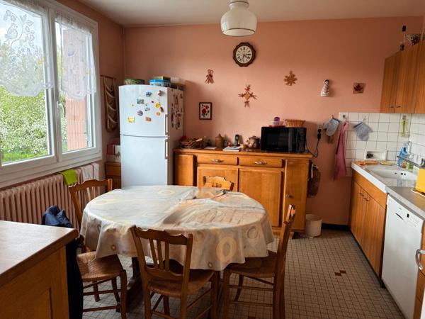 Maison de 131 m2 sur sous-sol, 4 ch, terrain de 2000 m2.