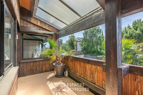 Maison d’architecte à ossature bois avec extérieur et garage