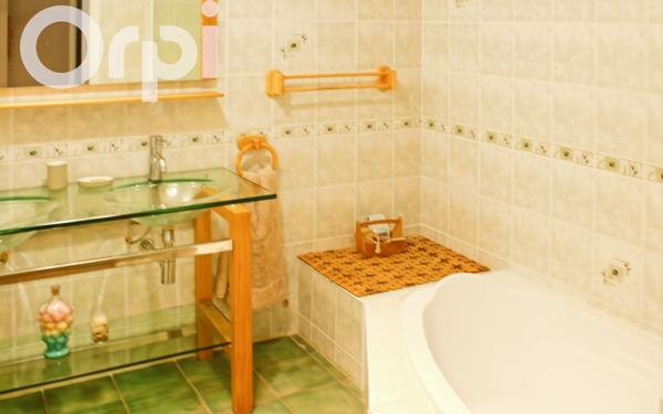 Maison à vendre    6 pièces •  Villeneuve-de-Berg