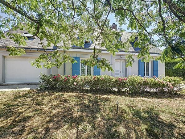 Maison avec grande dépendance, 4 chambres, un bureau et 1986 m2 de terrain