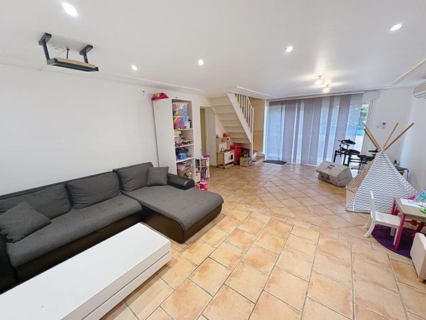 Maison avec grande dépendance, 4 chambres, un bureau et 1986 m2 de terrain