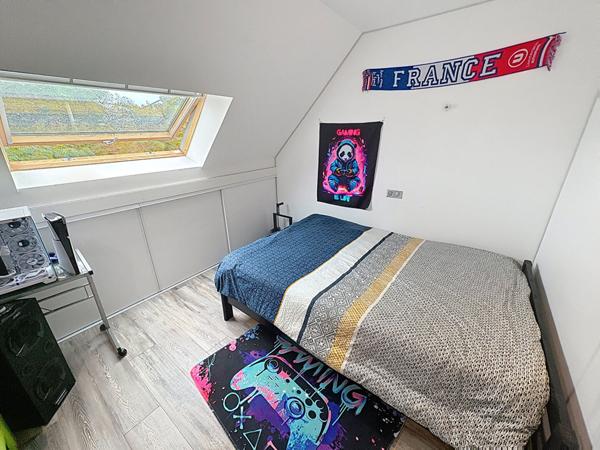 Maison avec grande dépendance, 4 chambres, un bureau et 1986 m2 de terrain