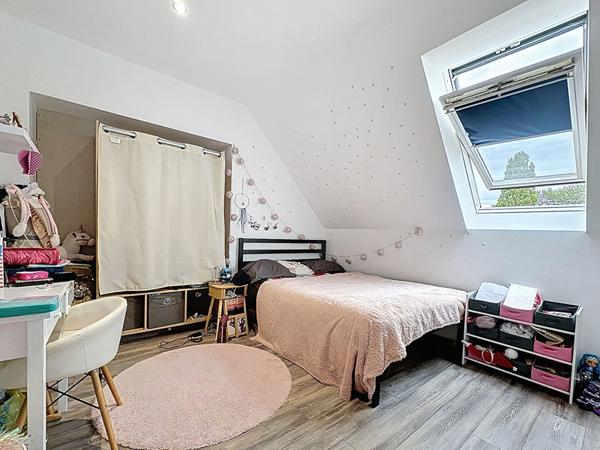 Maison avec grande dépendance, 4 chambres, un bureau et 1986 m2 de terrain