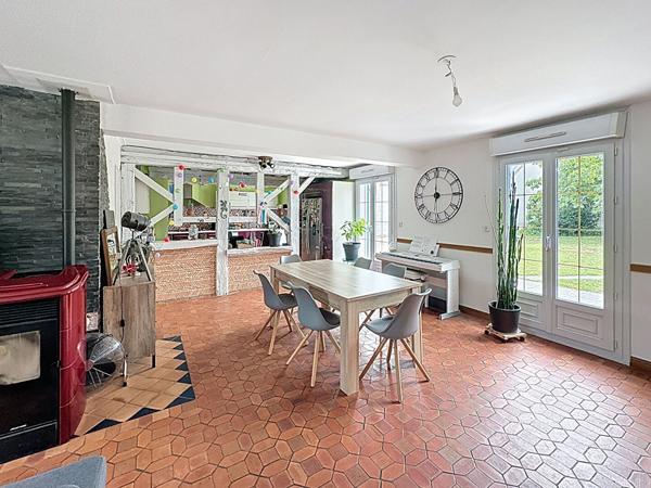 Maison avec grande dépendance, 4 chambres, un bureau et 1986 m2 de terrain