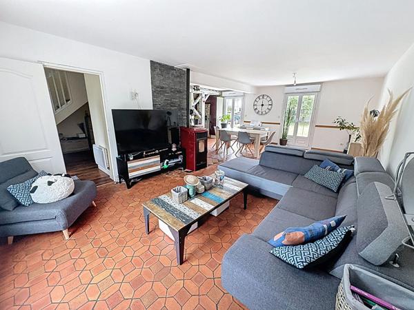 Maison avec grande dépendance, 4 chambres, un bureau et 1986 m2 de terrain