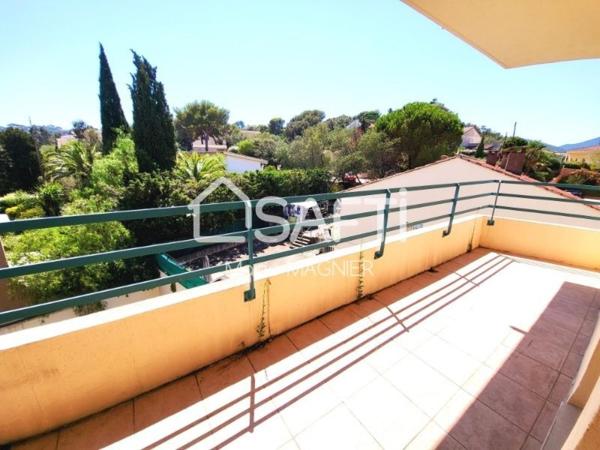 A RENOVER à votre goût -Tout à pied pour ce grand T2 de 47m2 avec balcon dans une résidence sécurisée et recherchée - centre-ville de CAVALAIRE s/mer !