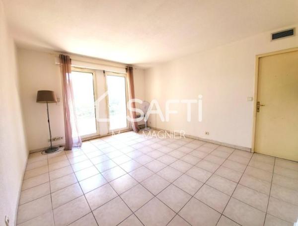 A RENOVER à votre goût -Tout à pied pour ce grand T2 de 47m2 avec balcon dans une résidence sécurisée et recherchée - centre-ville de CAVALAIRE s/mer !