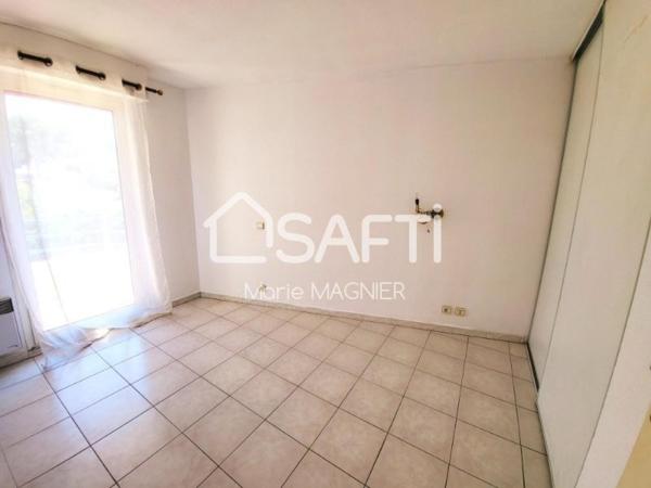 A RENOVER à votre goût -Tout à pied pour ce grand T2 de 47m2 avec balcon dans une résidence sécurisée et recherchée - centre-ville de CAVALAIRE s/mer !