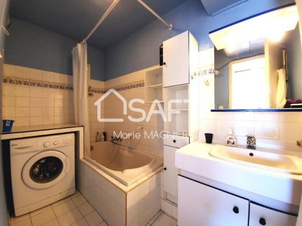 A RENOVER à votre goût -Tout à pied pour ce grand T2 de 47m2 avec balcon dans une résidence sécurisée et recherchée - centre-ville de CAVALAIRE s/mer !