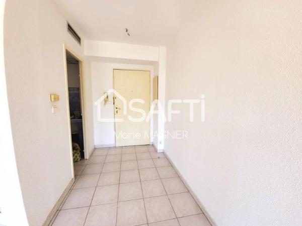 A RENOVER à votre goût -Tout à pied pour ce grand T2 de 47m2 avec balcon dans une résidence sécurisée et recherchée - centre-ville de CAVALAIRE s/mer !