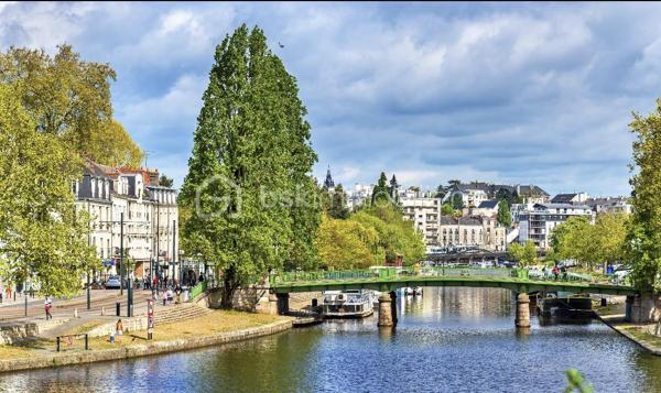 Nouveauté / Nantes /  Saint Stanislas - Saint Mihiel : 
Situé dans l’un des quartiers les plus recherchés de Nantes pour sa douceur de vivre, ce bien séduira dès les premiers instants par son atmosphère chaleureuse et son agencement pensé pour le quotidien. (accès direct à l'Erdre, aux transports, aux commerces et écoles)
Son véritable atout, rare sur le secteur : une entrée totalement indépendante qui lui confère un esprit maison, offrant confort et intimité.
Au rez-de-chaussée, vous découvrirez une agréable pièce de vie baignée de lumière avec cuisine ouverte aménagée et équipée, idéale pour partager des moments conviviaux. Des toilettes indépendantes complètent ce niveau.
Au second niveau, l’espace nuit propose deux chambres avec rangements, une salle de bains ainsi qu’un palier intégrant un coin buanderie, pour un quotidien pratique et bien organisé.
Côté confort, vous bénéficierez de nombreuses prestations : ballon thermodynamique, accès direct à la cave et au garage, possibilité d’installer une climatisation grâce à une alimentation existante.
Enfin, ce bien est complété par une cave et un garage double d’environ 30 m² avec accès direct par l'appartement, un véritable plus en cœur de ville.
Un bien fonctionnel, agréable à vivre et idéalement situé, qui saura séduire aussi bien pour une résidence principale que pour un investissement de qualité.

UNE VISITE S’IMPOSE !