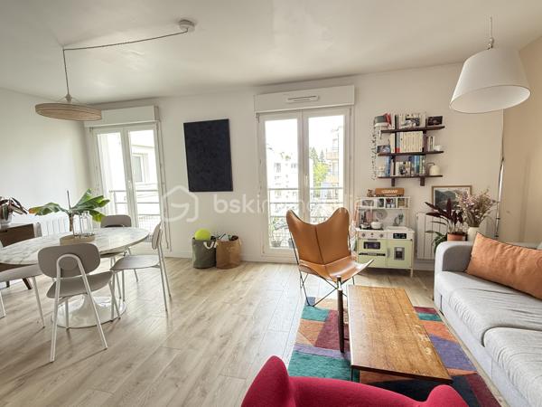 Nouveauté / Nantes /  Saint Stanislas - Saint Mihiel : 
Situé dans l’un des quartiers les plus recherchés de Nantes pour sa douceur de vivre, ce bien séduira dès les premiers instants par son atmosphère chaleureuse et son agencement pensé pour le quotidien. (accès direct à l'Erdre, aux transports, aux commerces et écoles)
Son véritable atout, rare sur le secteur : une entrée totalement indépendante qui lui confère un esprit maison, offrant confort et intimité.
Au rez-de-chaussée, vous découvrirez une agréable pièce de vie baignée de lumière avec cuisine ouverte aménagée et équipée, idéale pour partager des moments conviviaux. Des toilettes indépendantes complètent ce niveau.
Au second niveau, l’espace nuit propose deux chambres avec rangements, une salle de bains ainsi qu’un palier intégrant un coin buanderie, pour un quotidien pratique et bien organisé.
Côté confort, vous bénéficierez de nombreuses prestations : ballon thermodynamique, accès direct à la cave et au garage, possibilité d’installer une climatisation grâce à une alimentation existante.
Enfin, ce bien est complété par une cave et un garage double d’environ 30 m² avec accès direct par l'appartement, un véritable plus en cœur de ville.
Un bien fonctionnel, agréable à vivre et idéalement situé, qui saura séduire aussi bien pour une résidence principale que pour un investissement de qualité.

UNE VISITE S’IMPOSE !