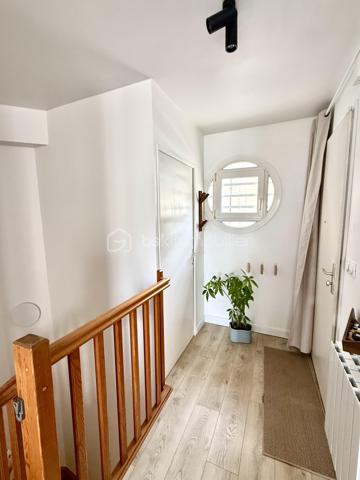Nouveauté / Nantes /  Saint Stanislas - Saint Mihiel : 
Situé dans l’un des quartiers les plus recherchés de Nantes pour sa douceur de vivre, ce bien séduira dès les premiers instants par son atmosphère chaleureuse et son agencement pensé pour le quotidien. (accès direct à l'Erdre, aux transports, aux commerces et écoles)
Son véritable atout, rare sur le secteur : une entrée totalement indépendante qui lui confère un esprit maison, offrant confort et intimité.
Au rez-de-chaussée, vous découvrirez une agréable pièce de vie baignée de lumière avec cuisine ouverte aménagée et équipée, idéale pour partager des moments conviviaux. Des toilettes indépendantes complètent ce niveau.
Au second niveau, l’espace nuit propose deux chambres avec rangements, une salle de bains ainsi qu’un palier intégrant un coin buanderie, pour un quotidien pratique et bien organisé.
Côté confort, vous bénéficierez de nombreuses prestations : ballon thermodynamique, accès direct à la cave et au garage, possibilité d’installer une climatisation grâce à une alimentation existante.
Enfin, ce bien est complété par une cave et un garage double d’environ 30 m² avec accès direct par l'appartement, un véritable plus en cœur de ville.
Un bien fonctionnel, agréable à vivre et idéalement situé, qui saura séduire aussi bien pour une résidence principale que pour un investissement de qualité.

UNE VISITE S’IMPOSE !