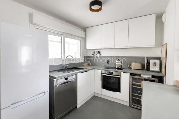 Nouveauté / Nantes /  Saint Stanislas - Saint Mihiel : 
Situé dans l’un des quartiers les plus recherchés de Nantes pour sa douceur de vivre, ce bien séduira dès les premiers instants par son atmosphère chaleureuse et son agencement pensé pour le quotidien. (accès direct à l'Erdre, aux transports, aux commerces et écoles)
Son véritable atout, rare sur le secteur : une entrée totalement indépendante qui lui confère un esprit maison, offrant confort et intimité.
Au rez-de-chaussée, vous découvrirez une agréable pièce de vie baignée de lumière avec cuisine ouverte aménagée et équipée, idéale pour partager des moments conviviaux. Des toilettes indépendantes complètent ce niveau.
Au second niveau, l’espace nuit propose deux chambres avec rangements, une salle de bains ainsi qu’un palier intégrant un coin buanderie, pour un quotidien pratique et bien organisé.
Côté confort, vous bénéficierez de nombreuses prestations : ballon thermodynamique, accès direct à la cave et au garage, possibilité d’installer une climatisation grâce à une alimentation existante.
Enfin, ce bien est complété par une cave et un garage double d’environ 30 m² avec accès direct par l'appartement, un véritable plus en cœur de ville.
Un bien fonctionnel, agréable à vivre et idéalement situé, qui saura séduire aussi bien pour une résidence principale que pour un investissement de qualité.

UNE VISITE S’IMPOSE !