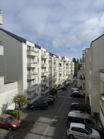 Nouveauté / Nantes /  Saint Stanislas - Saint Mihiel : 
Situé dans l’un des quartiers les plus recherchés de Nantes pour sa douceur de vivre, ce bien séduira dès les premiers instants par son atmosphère chaleureuse et son agencement pensé pour le quotidien. (accès direct à l'Erdre, aux transports, aux commerces et écoles)
Son véritable atout, rare sur le secteur : une entrée totalement indépendante qui lui confère un esprit maison, offrant confort et intimité.
Au rez-de-chaussée, vous découvrirez une agréable pièce de vie baignée de lumière avec cuisine ouverte aménagée et équipée, idéale pour partager des moments conviviaux. Des toilettes indépendantes complètent ce niveau.
Au second niveau, l’espace nuit propose deux chambres avec rangements, une salle de bains ainsi qu’un palier intégrant un coin buanderie, pour un quotidien pratique et bien organisé.
Côté confort, vous bénéficierez de nombreuses prestations : ballon thermodynamique, accès direct à la cave et au garage, possibilité d’installer une climatisation grâce à une alimentation existante.
Enfin, ce bien est complété par une cave et un garage double d’environ 30 m² avec accès direct par l'appartement, un véritable plus en cœur de ville.
Un bien fonctionnel, agréable à vivre et idéalement situé, qui saura séduire aussi bien pour une résidence principale que pour un investissement de qualité.

UNE VISITE S’IMPOSE !