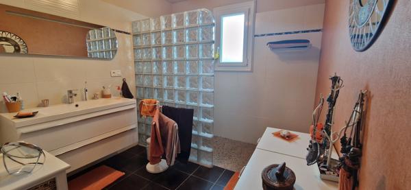 PLEINE DE CHARME dans un environnement de qualité, à pieds des commodités!