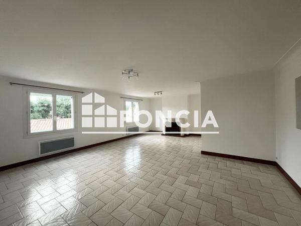 Location Appartement 5 pièces 117 m² - 75 RUE DES TRAPPES L'epine 85740