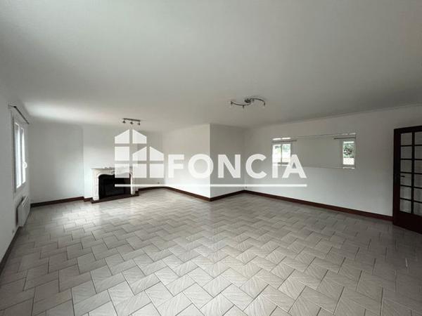 Location Appartement 5 pièces 117 m² - 75 RUE DES TRAPPES L'epine 85740