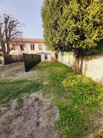 Appartement
         3 pièces
        - 70 m² Exclusivité 125 000 € *