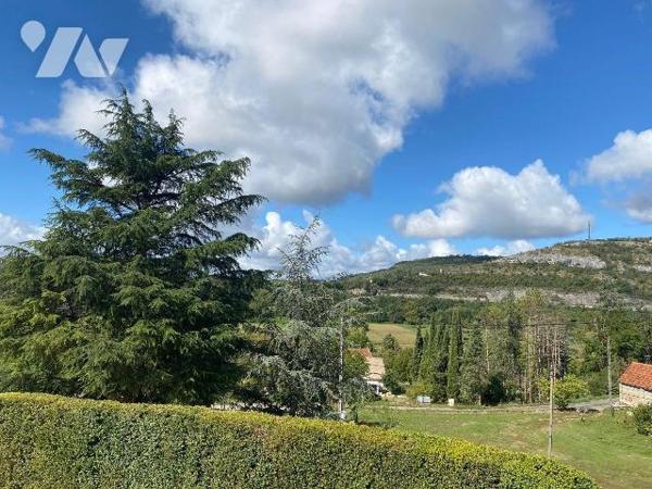 A VENDRE - A CAJARC (Lot 46160) - En position dominante avec vue sur la vallée du Lot, construc...