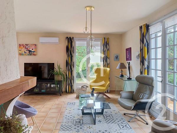 Maison à vendre  6 pièces - 159 m 2   SAINTES  - 17