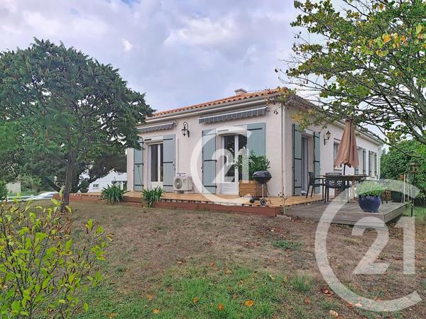 Maison à vendre  6 pièces - 159 m 2   SAINTES  - 17