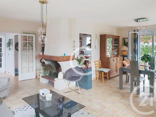 Maison à vendre  6 pièces - 159 m 2   SAINTES  - 17