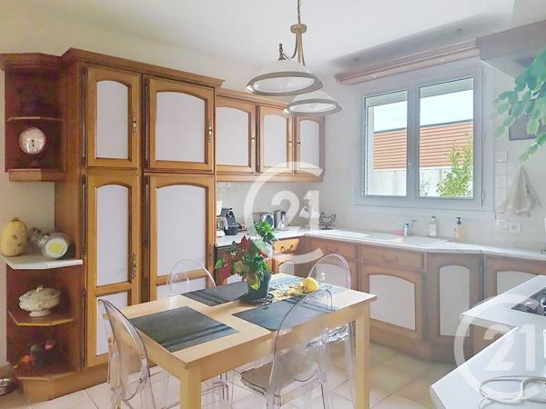 Maison à vendre  6 pièces - 159 m 2   SAINTES  - 17