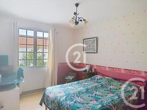 Maison à vendre  6 pièces - 159 m 2   SAINTES  - 17