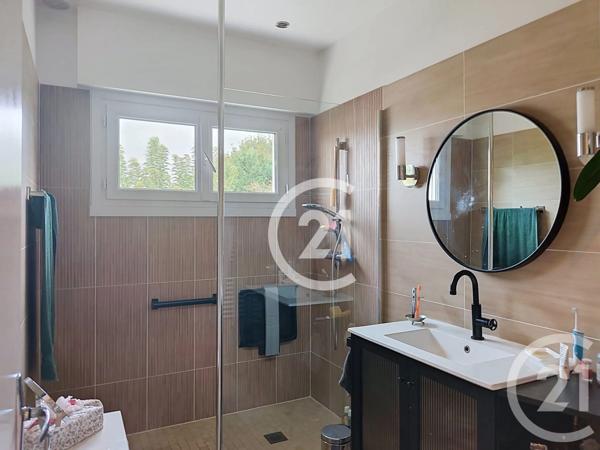 Maison à vendre  6 pièces - 159 m 2   SAINTES  - 17