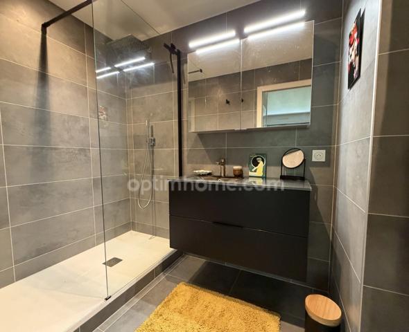ÉLEGANT DUPLEX DE 107,55 M² ENTIEREMENT RENOVE, AVEC PISCINE, ESPACES VERTS, PARKING PRIVE ET CAVE - TROUVILLE SUR MER (14)