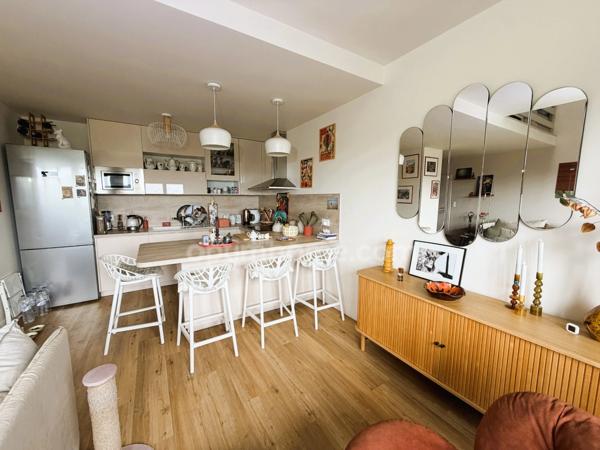 ÉLEGANT DUPLEX DE 107,55 M² ENTIEREMENT RENOVE, AVEC PISCINE, ESPACES VERTS, PARKING PRIVE ET CAVE - TROUVILLE SUR MER (14)