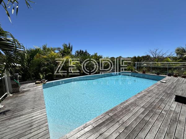 Saint-François (97118) Villa d'architecte idéale golfeurs avec 3 chambres + bureau, piscine et terrain de 1750m².
