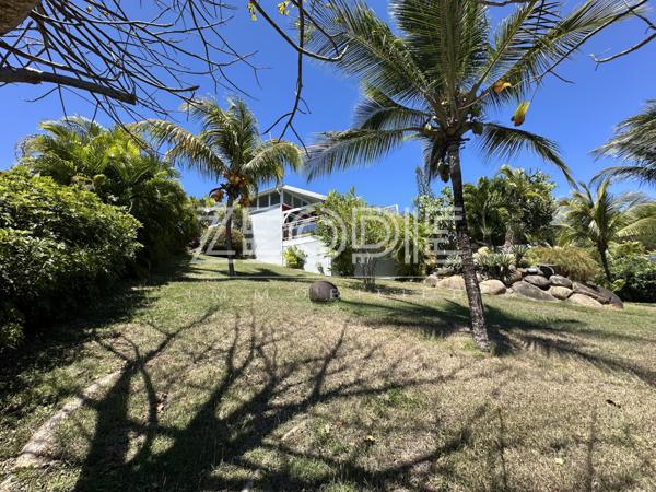Saint-François (97118) Villa d'architecte idéale golfeurs avec 3 chambres + bureau, piscine et terrain de 1750m².