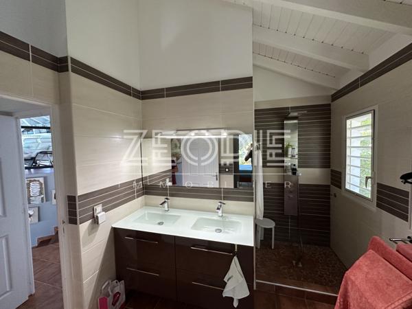 Saint-François (97118) Villa d'architecte idéale golfeurs avec 3 chambres + bureau, piscine et terrain de 1750m².