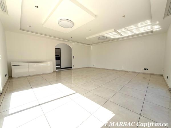 MAISON GENILAC - PLAIN PIED - 4 CHAMBRES - TERRAIN 567 - GARAGE - LUMINOSITE - CALME - ACCES LYON/SAINT ETIENNE - GARE