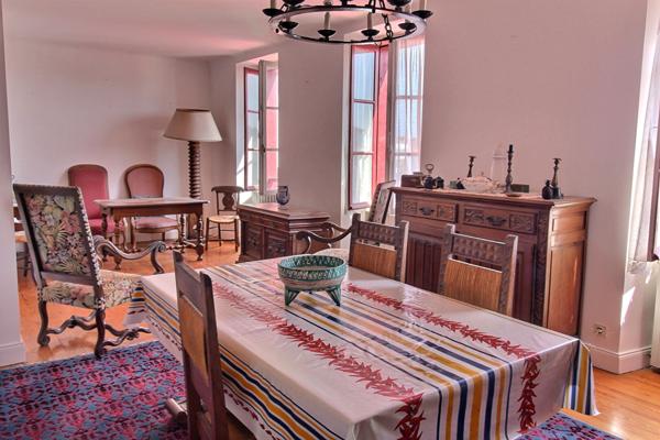 Appartement Lumineux avec Potentiel au Coeur de Ciboure - À Rénover