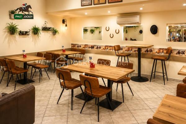Fonds de commerce Bar – Restaurant – PMU – Française des Jeux à vendre – Marckolsheim

**Emplacement n°1 – Centre-ville – Licence IV – 80 places intérieures – 80 places en terrasse – Piste de pétanque – Jeux de fléchettes**

Situé au cœur du **centre-ville de Marckolsheim**, ce fonds de commerce bénéficie d'un emplacement stratégique offrant une excellente visibilité et une clientèle fidèle depuis de nombreuses années.

Exploité en **bar, restaurant, PMU et Française des Jeux**, cet établissement reconnu jouit d'une excellente réputation locale et d'un fort potentiel de développement.

Développant environ **120 m² de surface commerciale**, complétés par **40 m² de surfaces annexes**, il offre un outil de travail complet, parfaitement entretenu et immédiatement exploitable.

## L'établissement comprend :

* Une salle principale de restauration ;
* Une seconde salle permettant d'augmenter la capacité d'accueil ;
* Un espace bar convivial ;
* Une cuisine professionnelle entièrement équipée ;
* Un espace plonge indépendant ;
* **Une chambre froide** ;
* Des espaces de stockage ;
* Un vestiaire et un local personnel ;
* Des sanitaires pour la clientèle et le personnel.

### Capacité d'accueil

* **Environ 80 places assises à l'intérieur** ;
* **Environ 80 places assises en terrasse**, réparties entre une terrasse couverte et une terrasse extérieure.

## Des espaces de convivialité qui font la différence

L'établissement dispose de nombreux atouts particulièrement appréciés de la clientèle :

* Une **terrasse couverte**, exploitable une grande partie de l'année ;
* Une **terrasse extérieure** idéale durant la belle saison ;
* Une **piste de pétanque**, parfaite pour les animations et les moments conviviaux ;
* Un **espace de jeux de fléchettes**, très apprécié des habitués et propice à l'organisation de tournois.

Ces équipements renforcent l'attractivité de l'établissement et participent à la fidélisation de la clientèle.

## Confort

* **Chauffage par climatisation réversible**, assurant un confort optimal été comme hiver.

## Les points forts

✔ Emplacement premium en centre-ville
✔ **Licence IV incluse dans la cession**
✔ Activités : **Bar – Restaurant – PMU – Française des Jeux**
✔ Environ **120 m²** de surface commerciale et **40 m²** de surfaces annexes
✔ **80 places intérieures**
✔ **80 places en terrasse**
✔ Cuisine professionnelle entièrement équipée
✔ **Chambre froide**
✔ Climatisation réversible (chauffage et rafraîchissement)
✔ Deux terrasses, dont une couverte
✔ Piste de pétanque
✔ Jeux de fléchettes
✔ Matériel d'exploitation en place
✔ Établissement entretenu et immédiatement exploitable
✔ Clientèle fidèle et excellente notoriété locale

## Conditions d'exploitation

* **Loyer : 1 800 € net de TVA par mois**
* Bail commercial en cours
* Reprise immédiate possible

**Possibilité d'acquérir également les murs commerciaux**, selon conditions et prix distincts.

Cette affaire constitue une opportunité rare pour un professionnel souhaitant reprendre un établissement clé en main, bénéficiant d'une excellente visibilité, d'une clientèle fidèle et d'un fort potentiel de développement.

**Dossier complet (chiffre d'affaires et renseignements complémentaires) disponible sur demande.**

📞 **Pour plus d'informations ou organiser une visite, contactez votre conseiller BSK Immobilier, Sylvain SCHRAMM.**

**Les informations sur les risques auxquels ce bien est exposé sont disponibles sur le site Géorisques : [www.georisques.gouv.fr](http://www.georisques.gouv.fr).**