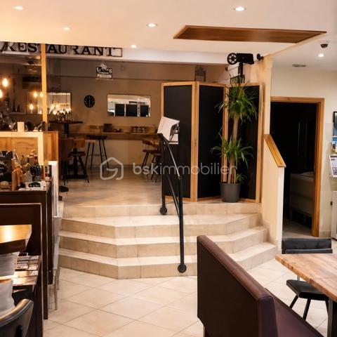 Fonds de commerce Bar – Restaurant – PMU – Française des Jeux à vendre – Marckolsheim

**Emplacement n°1 – Centre-ville – Licence IV – 80 places intérieures – 80 places en terrasse – Piste de pétanque – Jeux de fléchettes**

Situé au cœur du **centre-ville de Marckolsheim**, ce fonds de commerce bénéficie d'un emplacement stratégique offrant une excellente visibilité et une clientèle fidèle depuis de nombreuses années.

Exploité en **bar, restaurant, PMU et Française des Jeux**, cet établissement reconnu jouit d'une excellente réputation locale et d'un fort potentiel de développement.

Développant environ **120 m² de surface commerciale**, complétés par **40 m² de surfaces annexes**, il offre un outil de travail complet, parfaitement entretenu et immédiatement exploitable.

## L'établissement comprend :

* Une salle principale de restauration ;
* Une seconde salle permettant d'augmenter la capacité d'accueil ;
* Un espace bar convivial ;
* Une cuisine professionnelle entièrement équipée ;
* Un espace plonge indépendant ;
* **Une chambre froide** ;
* Des espaces de stockage ;
* Un vestiaire et un local personnel ;
* Des sanitaires pour la clientèle et le personnel.

### Capacité d'accueil

* **Environ 80 places assises à l'intérieur** ;
* **Environ 80 places assises en terrasse**, réparties entre une terrasse couverte et une terrasse extérieure.

## Des espaces de convivialité qui font la différence

L'établissement dispose de nombreux atouts particulièrement appréciés de la clientèle :

* Une **terrasse couverte**, exploitable une grande partie de l'année ;
* Une **terrasse extérieure** idéale durant la belle saison ;
* Une **piste de pétanque**, parfaite pour les animations et les moments conviviaux ;
* Un **espace de jeux de fléchettes**, très apprécié des habitués et propice à l'organisation de tournois.

Ces équipements renforcent l'attractivité de l'établissement et participent à la fidélisation de la clientèle.

## Confort

* **Chauffage par climatisation réversible**, assurant un confort optimal été comme hiver.

## Les points forts

✔ Emplacement premium en centre-ville
✔ **Licence IV incluse dans la cession**
✔ Activités : **Bar – Restaurant – PMU – Française des Jeux**
✔ Environ **120 m²** de surface commerciale et **40 m²** de surfaces annexes
✔ **80 places intérieures**
✔ **80 places en terrasse**
✔ Cuisine professionnelle entièrement équipée
✔ **Chambre froide**
✔ Climatisation réversible (chauffage et rafraîchissement)
✔ Deux terrasses, dont une couverte
✔ Piste de pétanque
✔ Jeux de fléchettes
✔ Matériel d'exploitation en place
✔ Établissement entretenu et immédiatement exploitable
✔ Clientèle fidèle et excellente notoriété locale

## Conditions d'exploitation

* **Loyer : 1 800 € net de TVA par mois**
* Bail commercial en cours
* Reprise immédiate possible

**Possibilité d'acquérir également les murs commerciaux**, selon conditions et prix distincts.

Cette affaire constitue une opportunité rare pour un professionnel souhaitant reprendre un établissement clé en main, bénéficiant d'une excellente visibilité, d'une clientèle fidèle et d'un fort potentiel de développement.

**Dossier complet (chiffre d'affaires et renseignements complémentaires) disponible sur demande.**

📞 **Pour plus d'informations ou organiser une visite, contactez votre conseiller BSK Immobilier, Sylvain SCHRAMM.**

**Les informations sur les risques auxquels ce bien est exposé sont disponibles sur le site Géorisques : [www.georisques.gouv.fr](http://www.georisques.gouv.fr).**